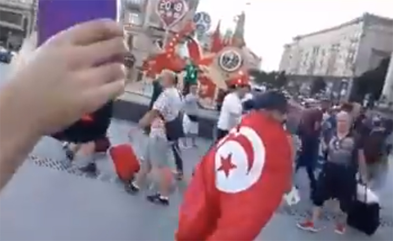بالفيديو/ مشجعون تونسيون يطردون مشجعا إسرائيليا من في موسكو