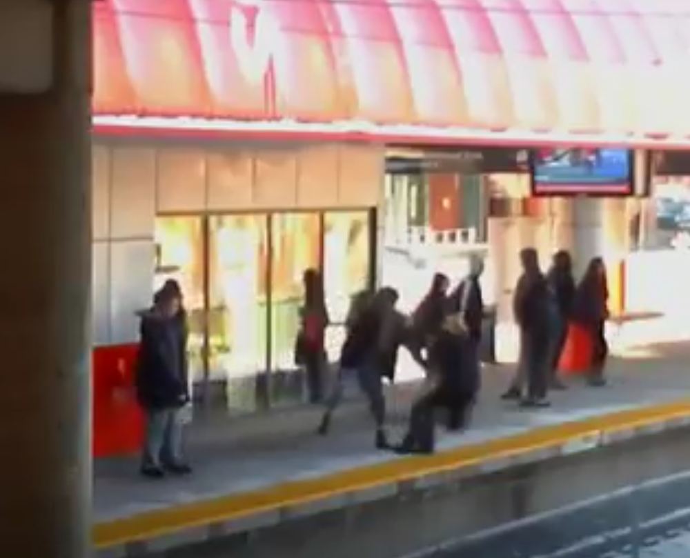 بالفيديو/ شابة دفعت إمرأة عجوز لتسقط على قضبان القطار!