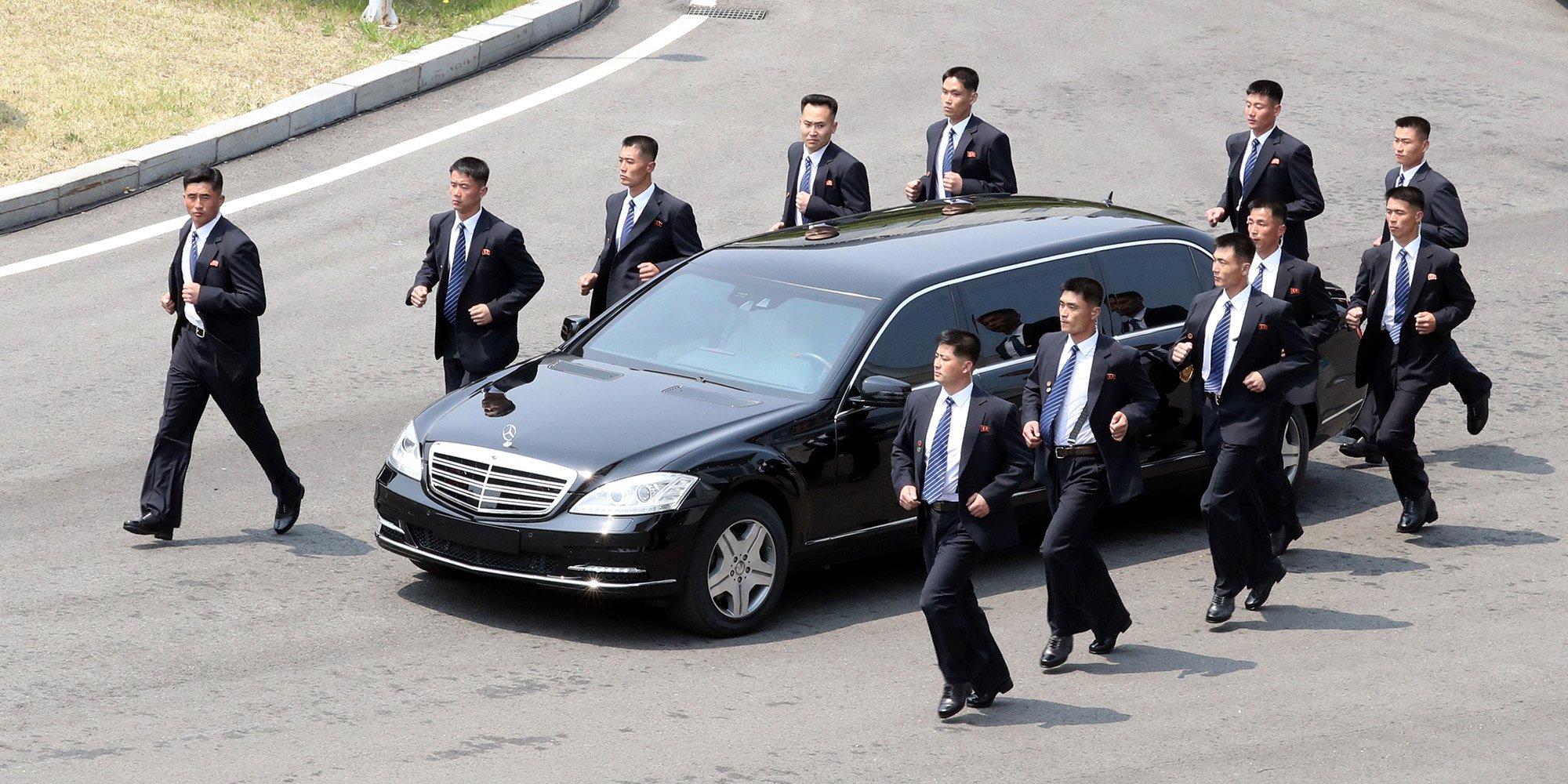 بالفيديو/ حراسة &quot;خيالية&quot; للزعيم الكوري خلال القمة التاريخية...12 عنصراً ركضوا بمحاذاة سيارته!
