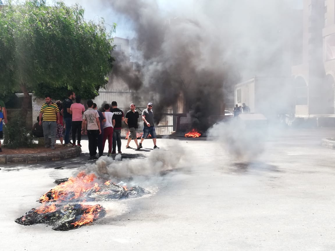 محتجون قطعوا بولفار فؤاد شهاب و مسارب ساحة عبدالحميد كرامي في طرابلس