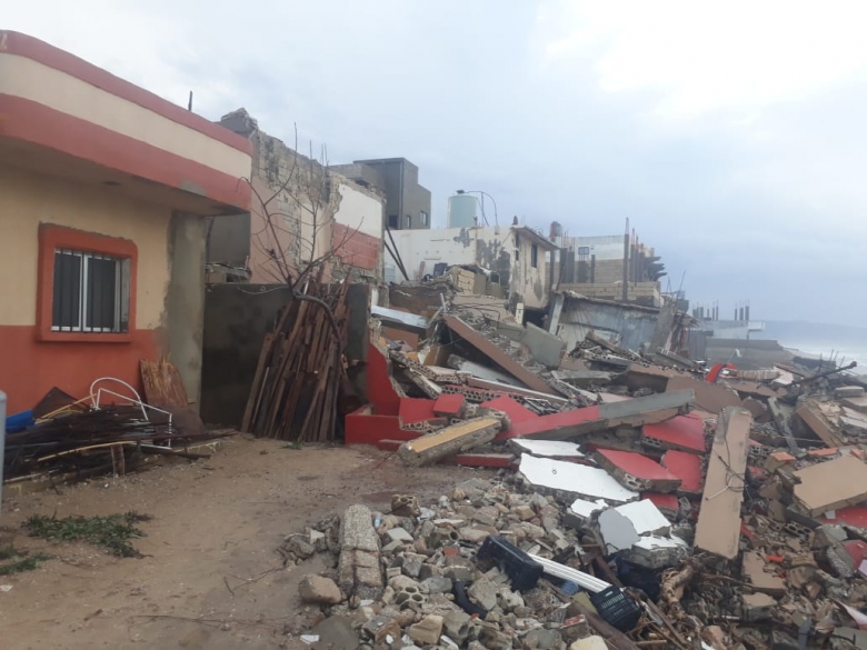 بالصور/ انهيار منزل مؤلف من 3 طبقات بسبب امواج البحر في مخيم الرشيدية