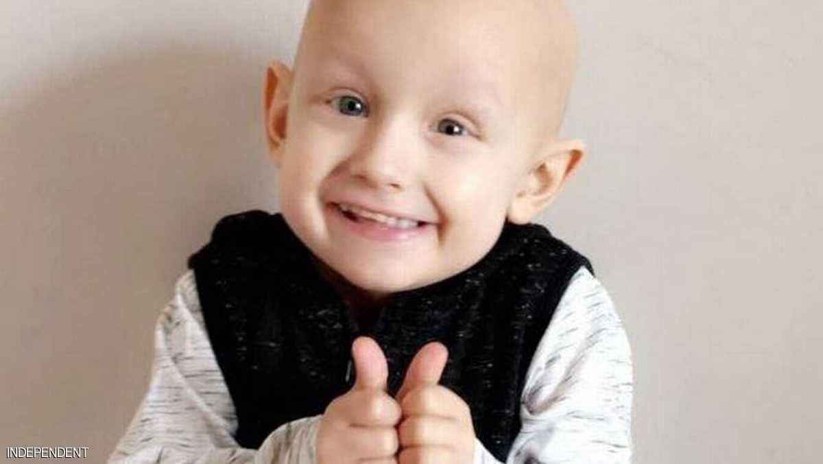 لحظات وداع قاسية...طفل مريض بالسرطان يعتذر لأمه قبل وفاته!