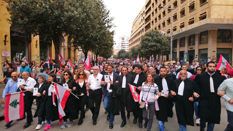 بالفيديو والصور/ وفد من المحامين يشارك المتظاهرين بزيهم الرسمي في رياض الصلح حاملين الدستور اللبناني