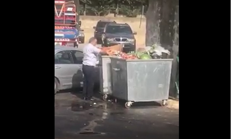 فيديو متداول/ رجل يقوم بالبحث في حاوية القمامة عن خضار.. وتساؤلات: هل هذا الشيف أنطوان؟!