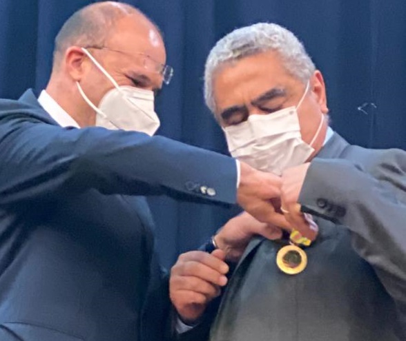 وزير الصحة  يقلد مدير عام الصحة الدكتور وليد عمار الوسام الصحي الذهبي مكلّفا من رئيس الجمهورية 