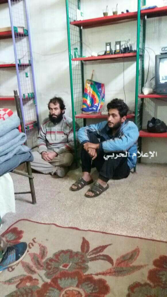 صورة لأسيرين من إرهابيي &quot;جبهة النصرة&quot;... تم أسرهما خلال عمليات الجيش السوري في ريف دمشق