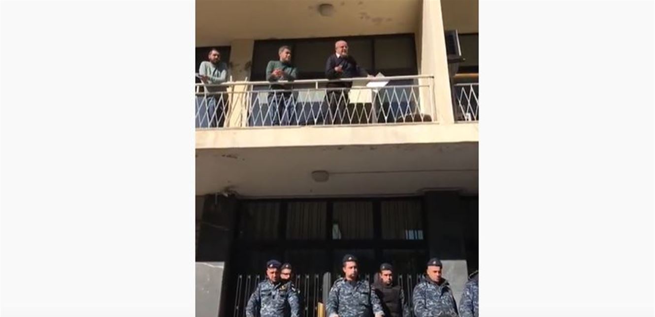 بالفيديو/ قوة من مكافحة الشغب عند مدخل مبنى التفتيش المركزي تمنع المتظاهرين من دخول المبنى