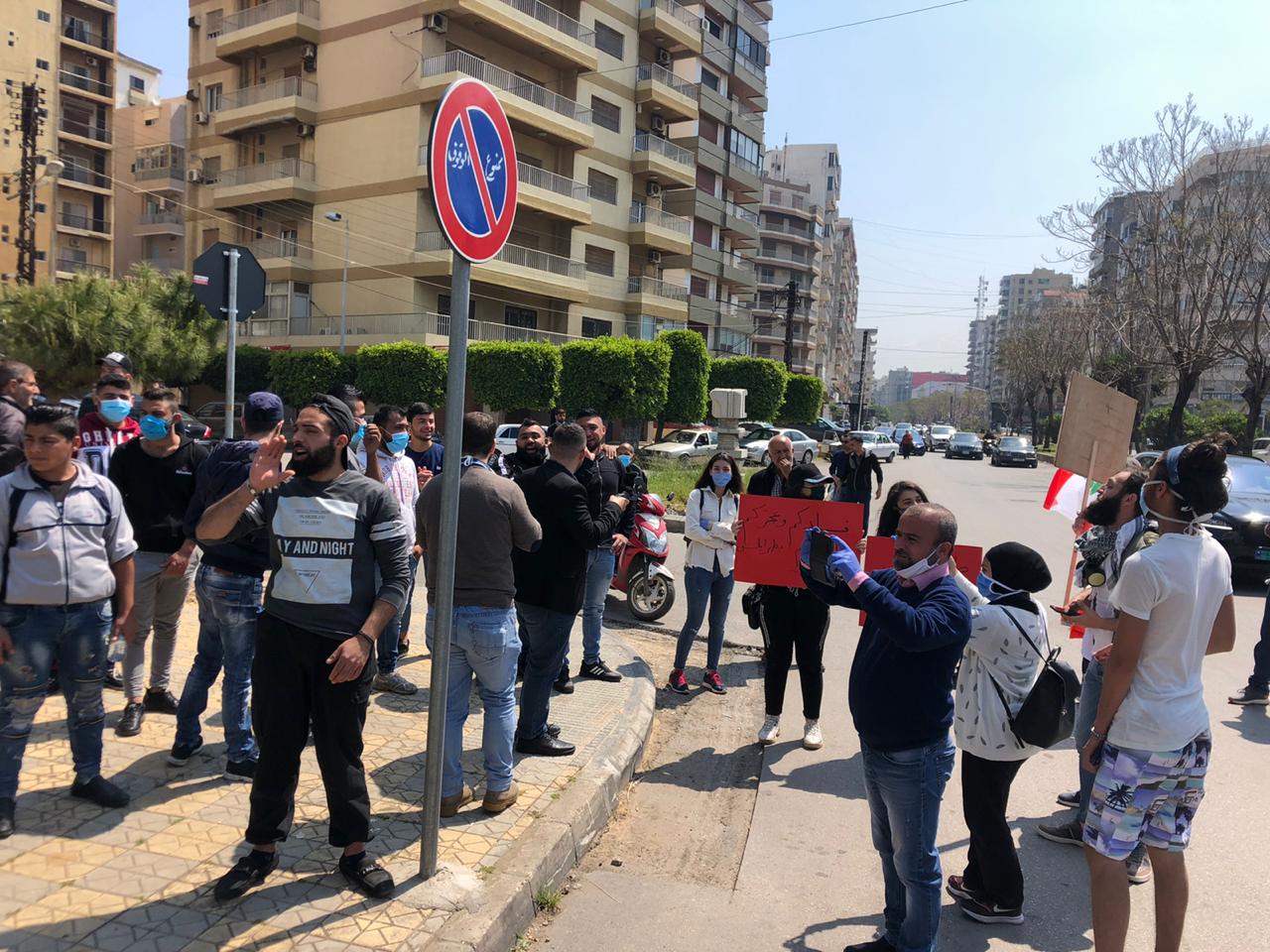 بالصورة/ بالتزامن مع اجتماع لنواب طرابلس في معرض رشيد كرامي الدولي...شبان من الحراك بدأووا بالتجمع أمام المعرض!