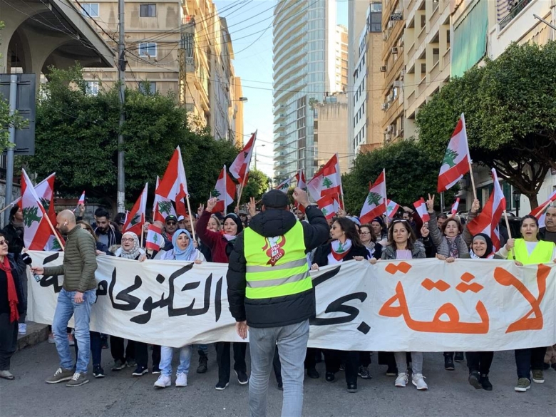 بالفيديو والصور/ مسيرات الـ&quot;لا ثقة بالحكومة&quot; تبدأ بالوصول إلى وسط بيروت 