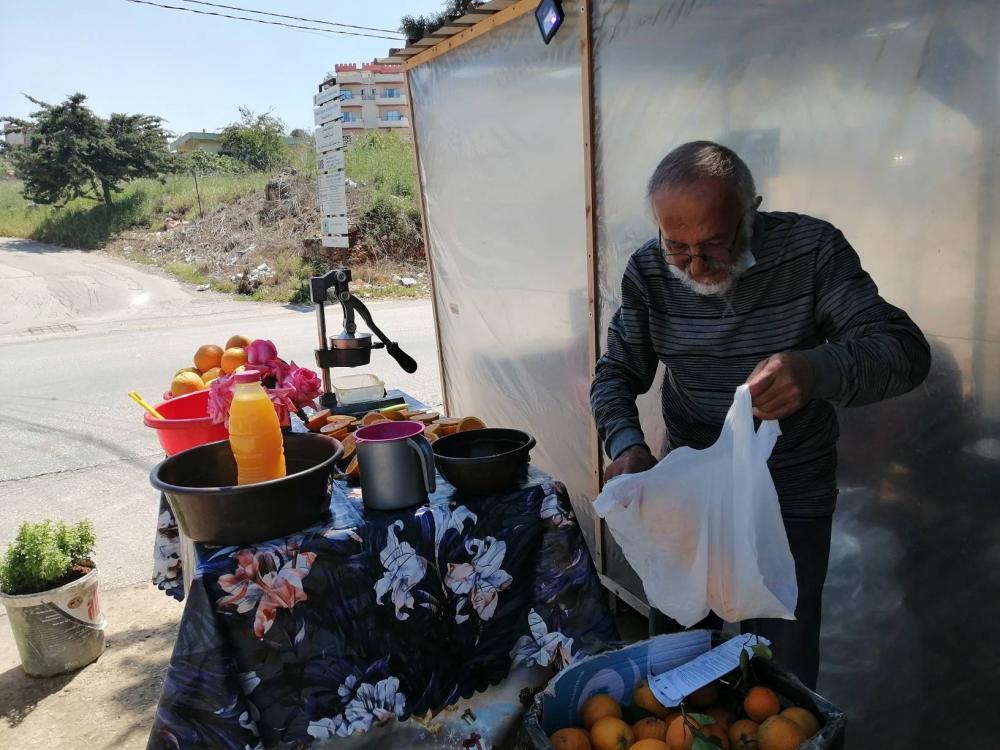 العمّ إبراهيم...يبيع العصير عند مثلث النبطية كفررمان ويعين نفسه وزوجته المريضة.. &quot;القعدة ما بتطعمي خبز...أين نحن من دولتنا العتية؟&quot;