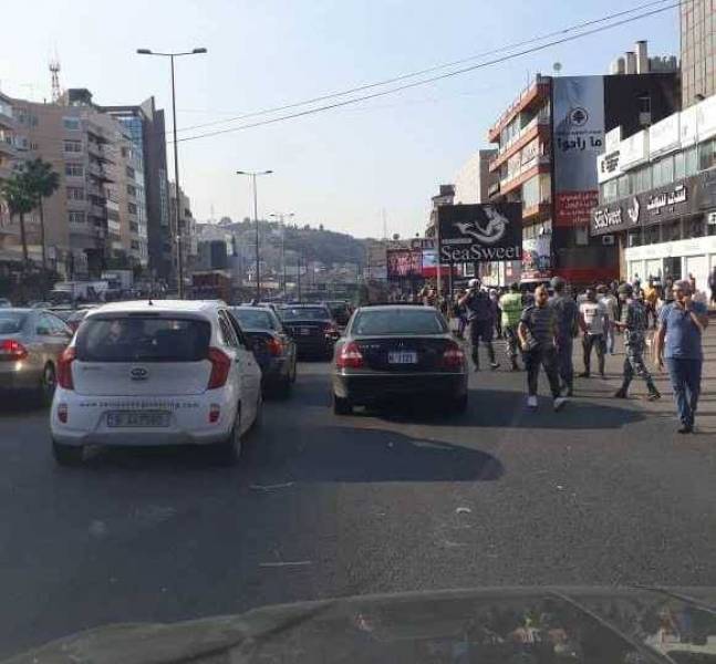 الجيش اللبناني: نؤكد احترامنا حق التظاهر وندعو المتظاهرين الى عدم قطع الطرقات والتعدي على الاملاك العامة والخاصة