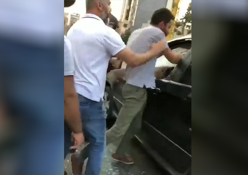 الفيديو الكامل لاعتداء متظاهرين على مواطن واذلاله بطريقة بشعة بالامس في جل الديب
