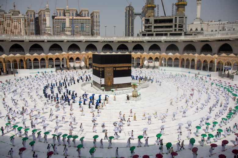 مسافات محسوبة وعلامات محددة للطواف تحدد مسافة التباعد المطلوبة...صور غير معتادة في موسم حج استثنائي بدأ اليوم مع تغييرات كبيرة فرضها وباء كورونا