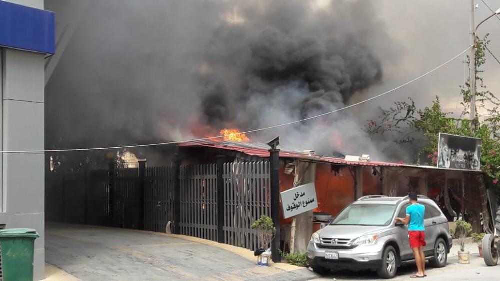 بالفيديو/ في صور... حريق كبير يلتهم محتويات مقهى وسيارتين!