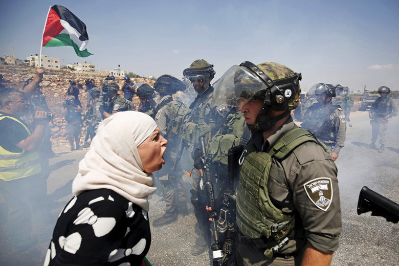 إسرائيل تجرب سلاحا جديدا.. هذا ما يحصل للفلسطينيين بعد استنشاقه!
