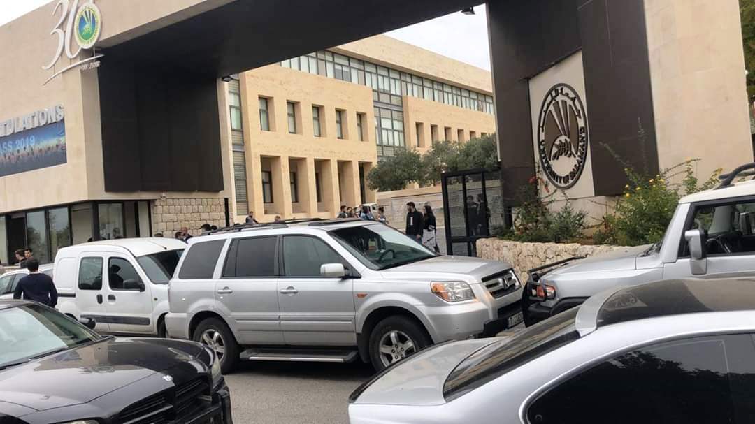 الوكالة الوطنية: عددٌ من الطلاب اغلقوا مداخل جامعة البلمند بالكامل بالسيارات