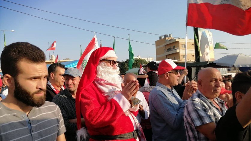 بالصورة/ &quot;بابا نويل&quot; وصل باكراً...وانضم الى المحتجين في كفررمان!