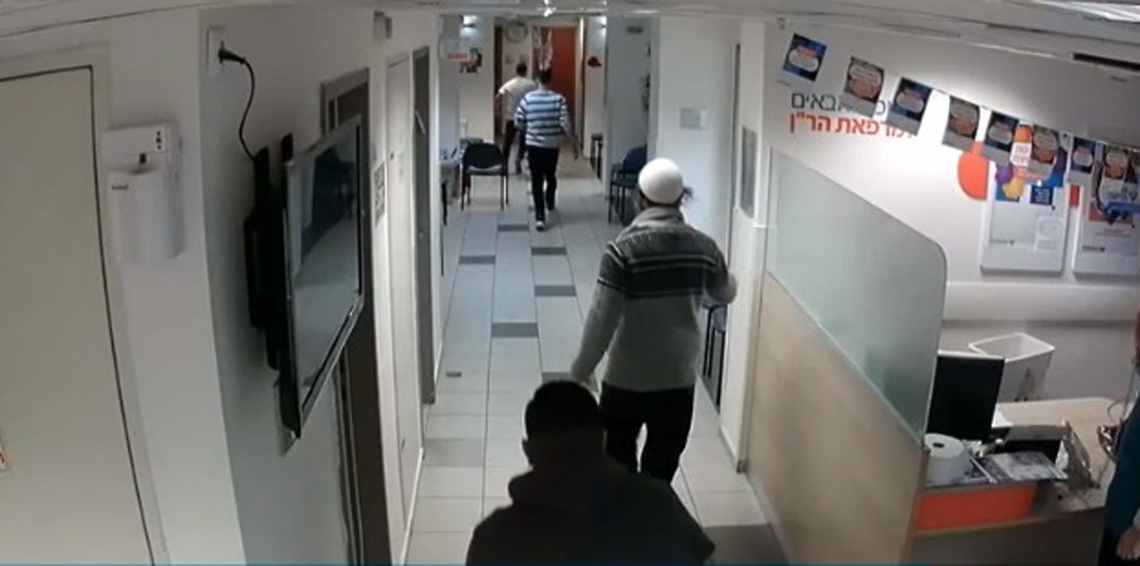 بالفيديو/ طبيب فلسطيني يروي بالتفاصيل كيف اعتدى عليه يهودي وأبناؤه الثلاثة بالضرب بأدوات حادة والشتم ووصفه بـ&quot;القمامة العربية&quot; والسبب لا يصدق