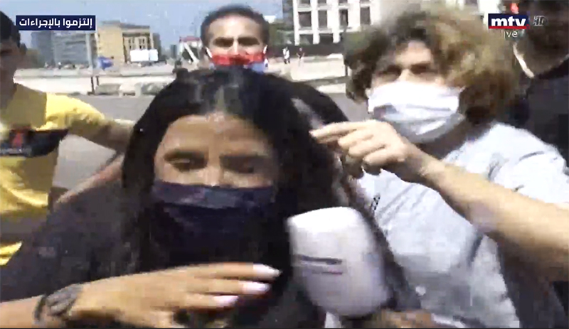 بالفيديو/ مجموعة من المحتجين في ساحة الشهداء يرمون المياه على مراسلة الـmtv خلال تغطية مباشرة ويمنعون الفريق من التصوير!