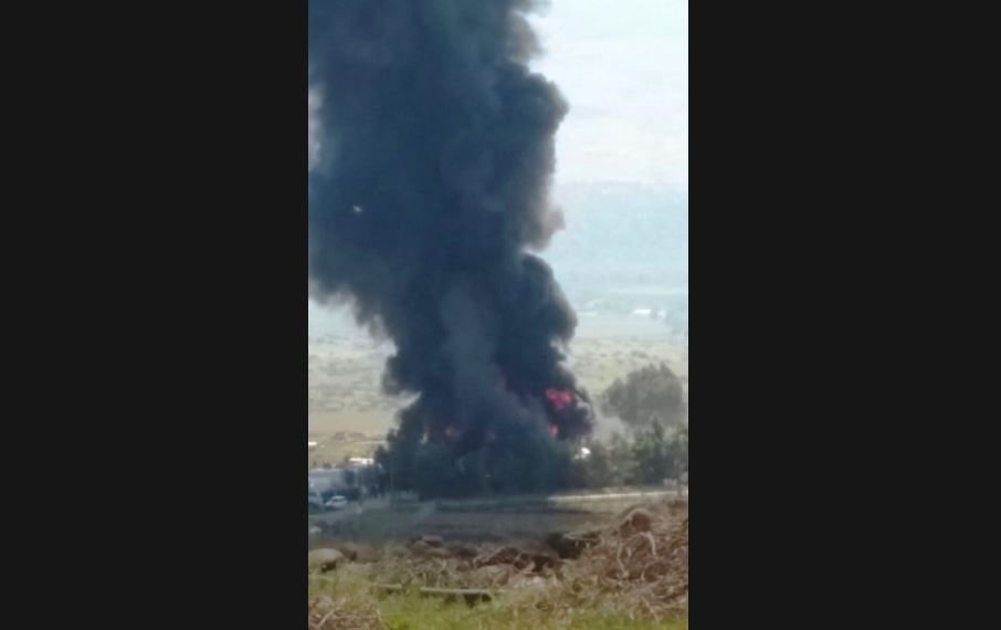 بالصور- حريق كبير في معمل بلاستيك في الوزاني.. إمتد على عدد من الخيم للنازحين السوريين