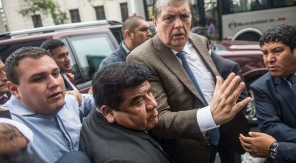 أطلق النار على رأسه أمام أفراد الشرطة...انتحار رئيس بيرو الأسبق آلان غارسيا أثناء محاولة اعتقاله  بتهم فساد