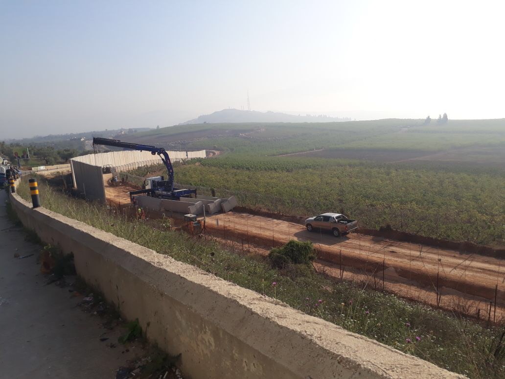 بالصورة- بعد توقف دام يومين... استأنف العدو الإسرائيلي بناء الجدار الاسمنتي قبالة العديسة