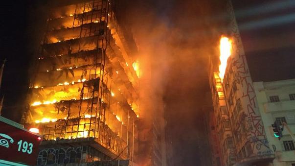 بالفيديو/ نهاية مأساوية لبطل أنقذ 4 أطفال من حريق مشتعل في برج وسقط وسط ألسنة اللهب