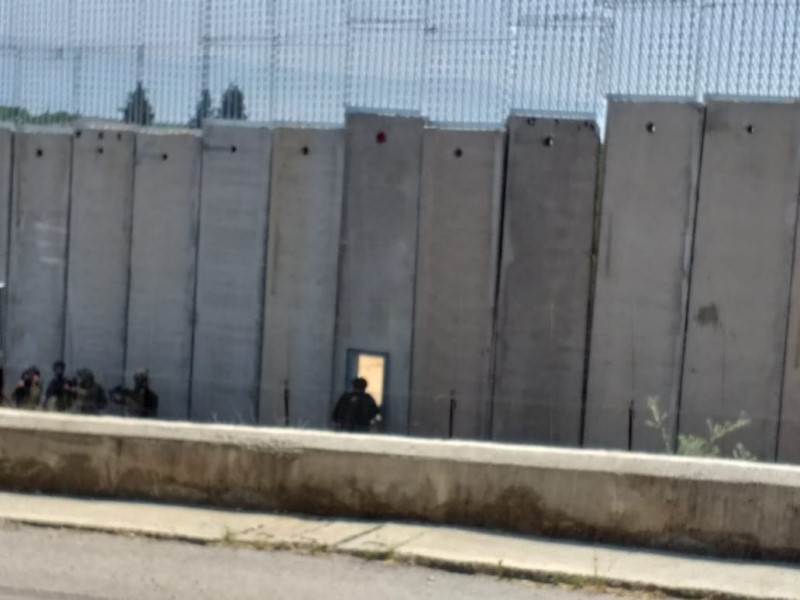 قوة مشاة تابعة لجيش العدو الاسرائيلي فتحت البوابة الحديدية الموجودة في الجدار الاسمنتي مقابل طريق عام عديسة وتقوم بعملية تمشيط في المكان