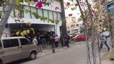 بالفيديو/ مواطنون تجمهروا امام احد المصارف في صور ورددوا شعارات ضده