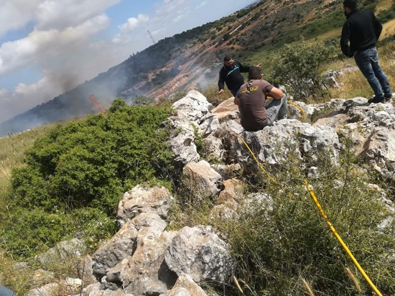 بالصور/ حريق كبير اندلع في منطقة كروم الشراقي في ميس الجبل وانفجار عدد من الألغام المزروعة في المنطقة