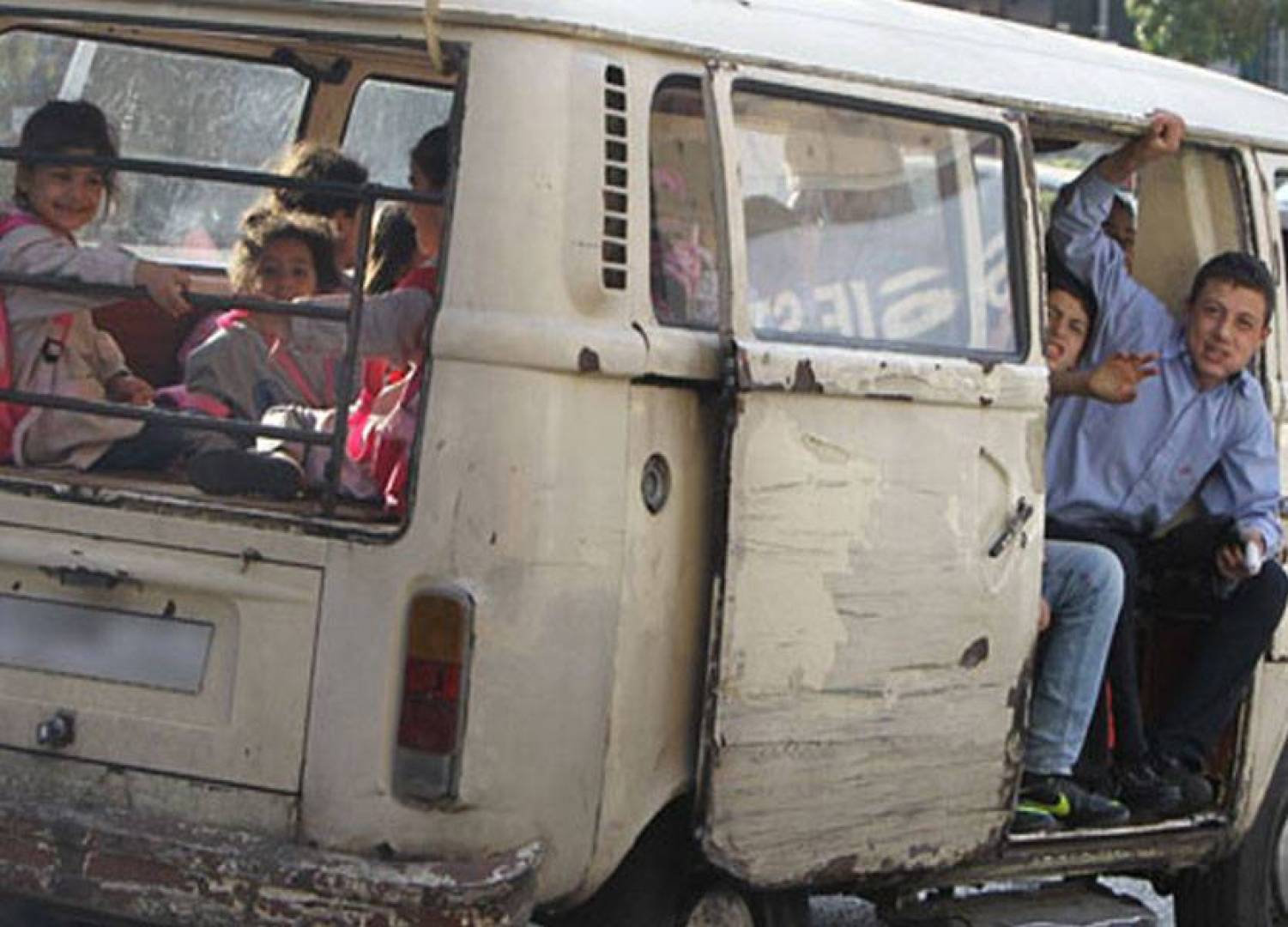 طفل سقط من فان لنقل الطلاب في مشمش - عكار واصيب بجروح في وجهه