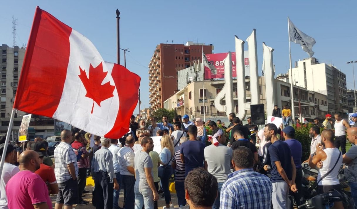 ​اعتصام في ساحة عبد الحميد كرامي في طرابلس ورفع العلم الكندي 
