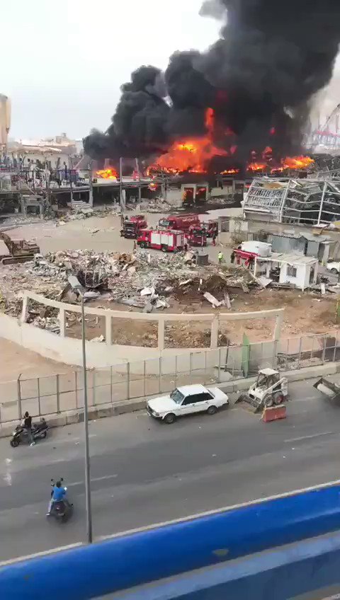 بالفيديو/ فرق الإطفاء تعمل على إخماد الحريق الكبير في مرفأ بيروت 