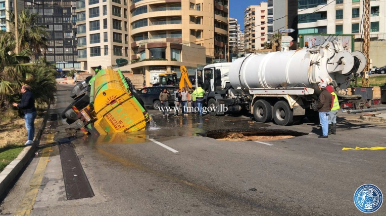 بالصور/ انخساف الطريق اثناء مرور صهريج للمياه على الكورنيش البحري في الروشة - بيروت 