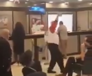 بالفيديو/ &quot;مصاري.. مصاري&quot; رجل يحتفل داخل أحد البنوك
