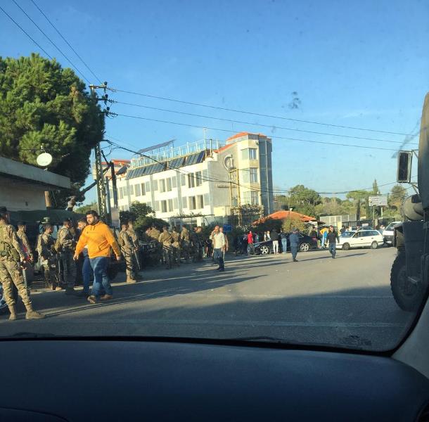 محتجون أقفلوا مدخل جامعة بيروت العربية في الدبية في محاولة لوقف التدريس