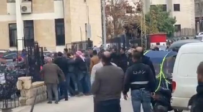 بالفيديو/ تدافع بين المتظاهرين والقوى الامنية امام سرايا حلبا بعد محاولة اقتحامه