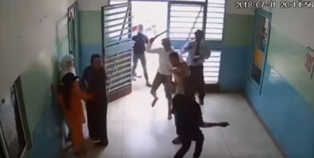 بالفيديو/ مشفى يتحول إلى ساحة قتال بالسيوف وسط هلع وصراخ المرضى!