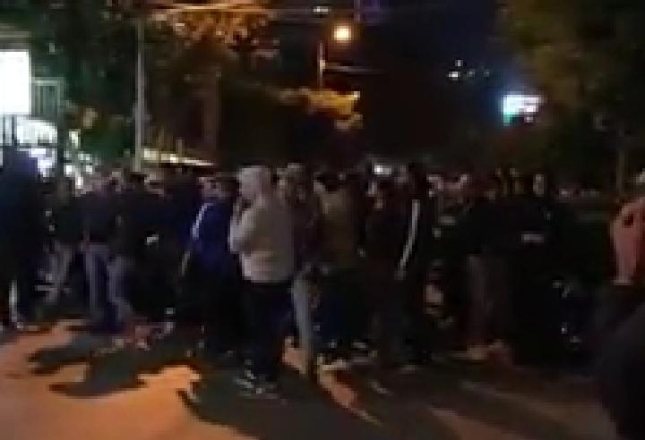 فيديو اخر من امام مبنى قناة الجديد لمتظاهرين يرددون هتافات ضد القناة