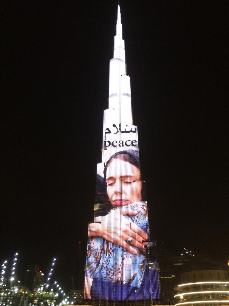 إضاءة برج خليفة في دبي بصورة لرئيسة وزراء نيوزيلندا &quot;محجبة&quot;!