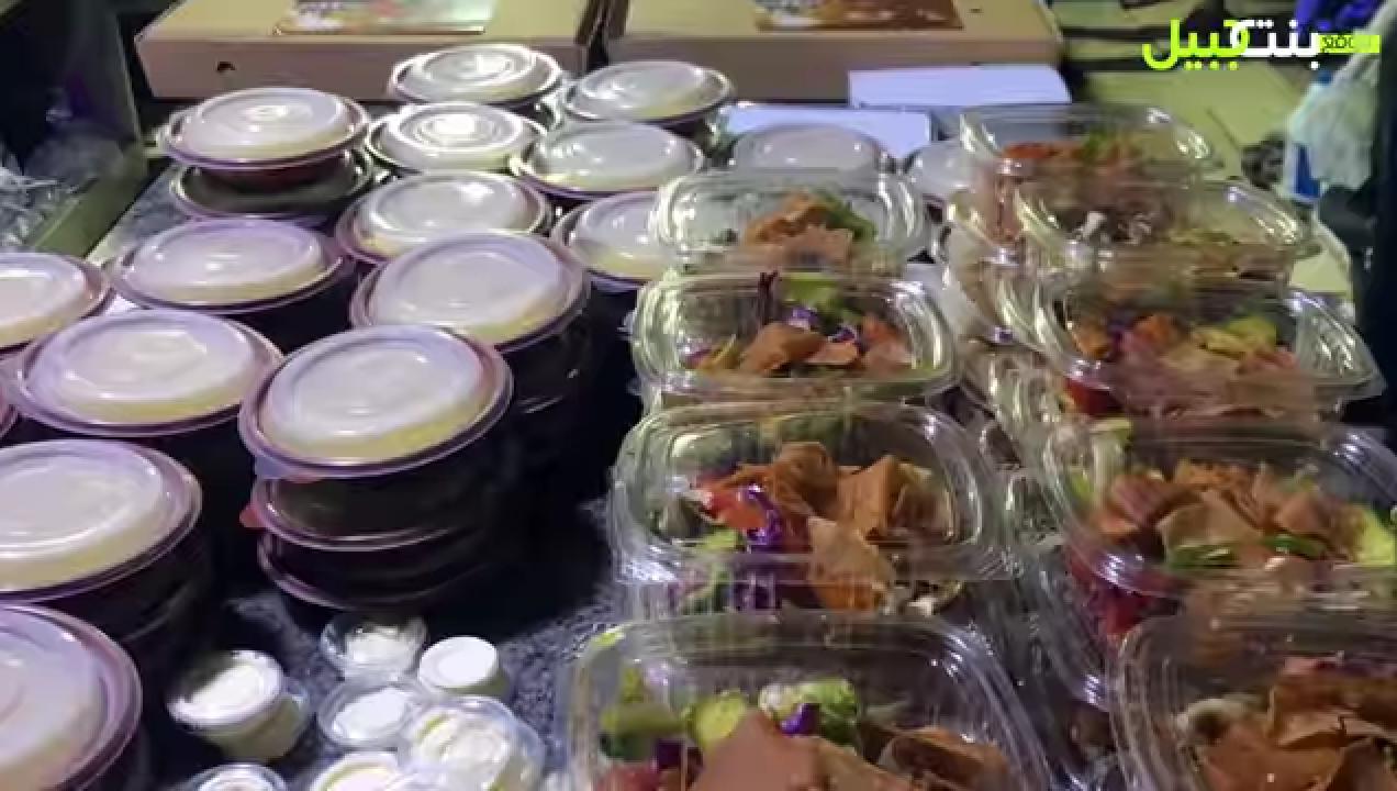بالفيديو/ بعد ظاهرة &quot;سلال الخير&quot; مبادرة قيّمة في بنت جبيل لتوزيع وجبات إفطار رمضانية ساخنة على بعض الناس &quot;الغير ميسورين&quot; يومياً قُبيل الإفطار