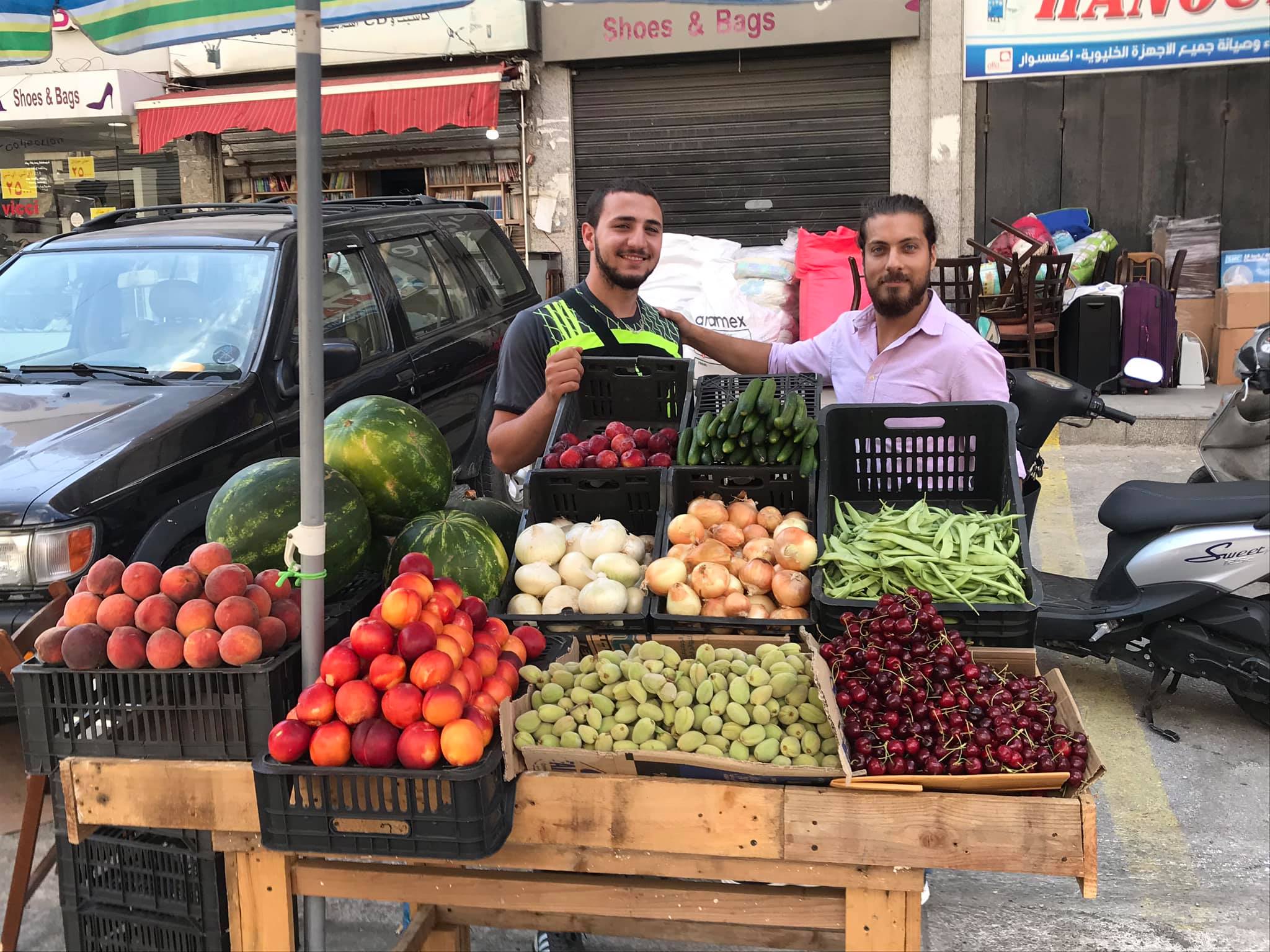 بهمّة مزدوجة...الشاب محمد، أصم ووضع شهادة الفندقية جانبا متحديا الظروف الصعبة عبر بسطة خضار وفاكهة في بئر العبد