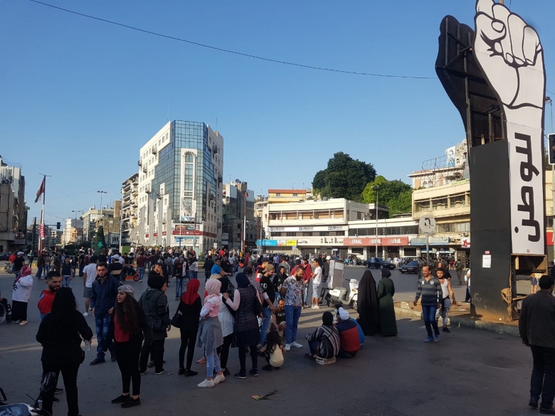 بالصور/ تجمع عدد من المحتجين وسط ساحة النور في طرابلس...&Prime;بدنا ناكل جوعانين&Prime;