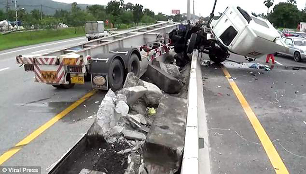 بالفيديو/ حادث مخيف...سائق شاحنة كبيرة يدفع حياته ثمناً لـ&quot;غفوة&quot;