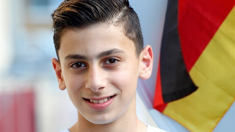 الطفل &quot;عبدالله&quot; ابن الـ10 سنوات تصدر الصحف الألمانية بعدما أتقن اللغة الألمانية وأصبح مترجما لزملائه بعد عامين فقط من لجوئه من سوريا