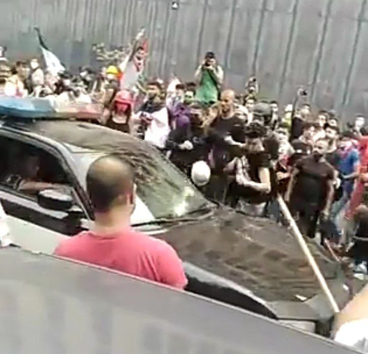 بالفيديو/ متظاهرون قاموا بالاعتداء وتكسير سيارة تابعة للقوى الأمنية  في وسط بيروت
