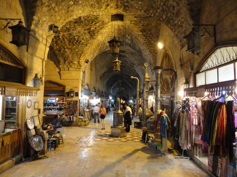 بالصور/37 سوقاً على امتداد 15 كيلومتراً... أسواق حلب الأثرية تبدأ رحلة عودتها كـ&quot;أكبر سوبر ماركت في العالم&quot; بعد الدمار الذي أُلحق بها