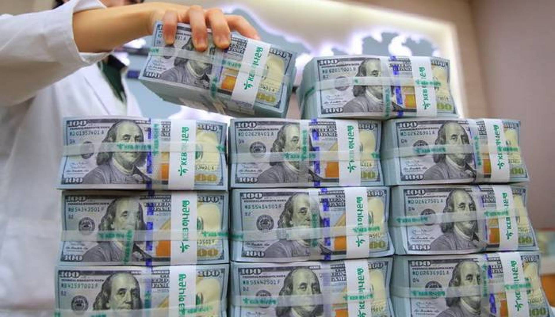 سعر صرف الدولار في السوق السوداء يواصل انخفاضه...تراوح بين 6900 و7000 ليرة للدولار الواحد