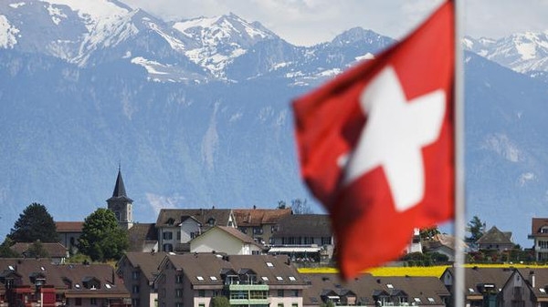 إجراء مفاجئ من بنوك سويسرا بحق أمراء ورجال أعمال في السعودية