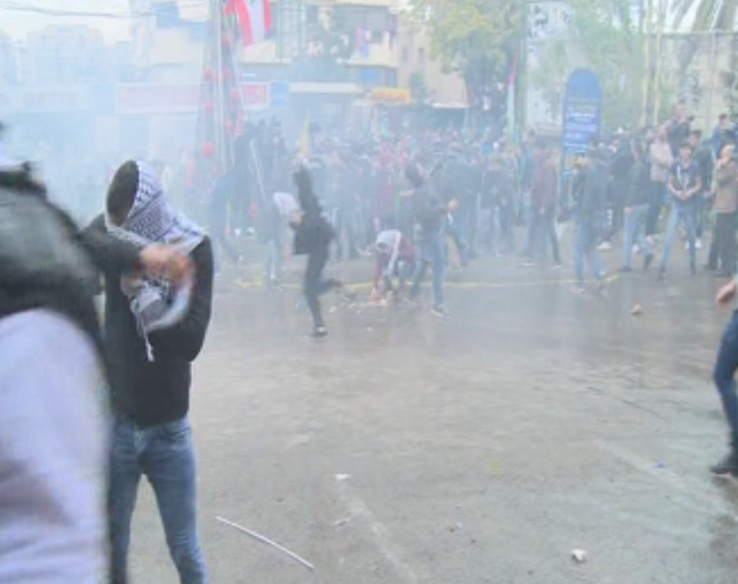 المتظاهرون أمام السفارة الأميركية في عوكر يشعلون الإطارات والقوى الأمنية تستخدم خراطيم المياه لتفريقهم